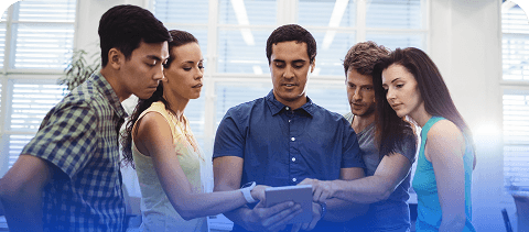 Equipo de personas revisando Abatar CRM en una tableta