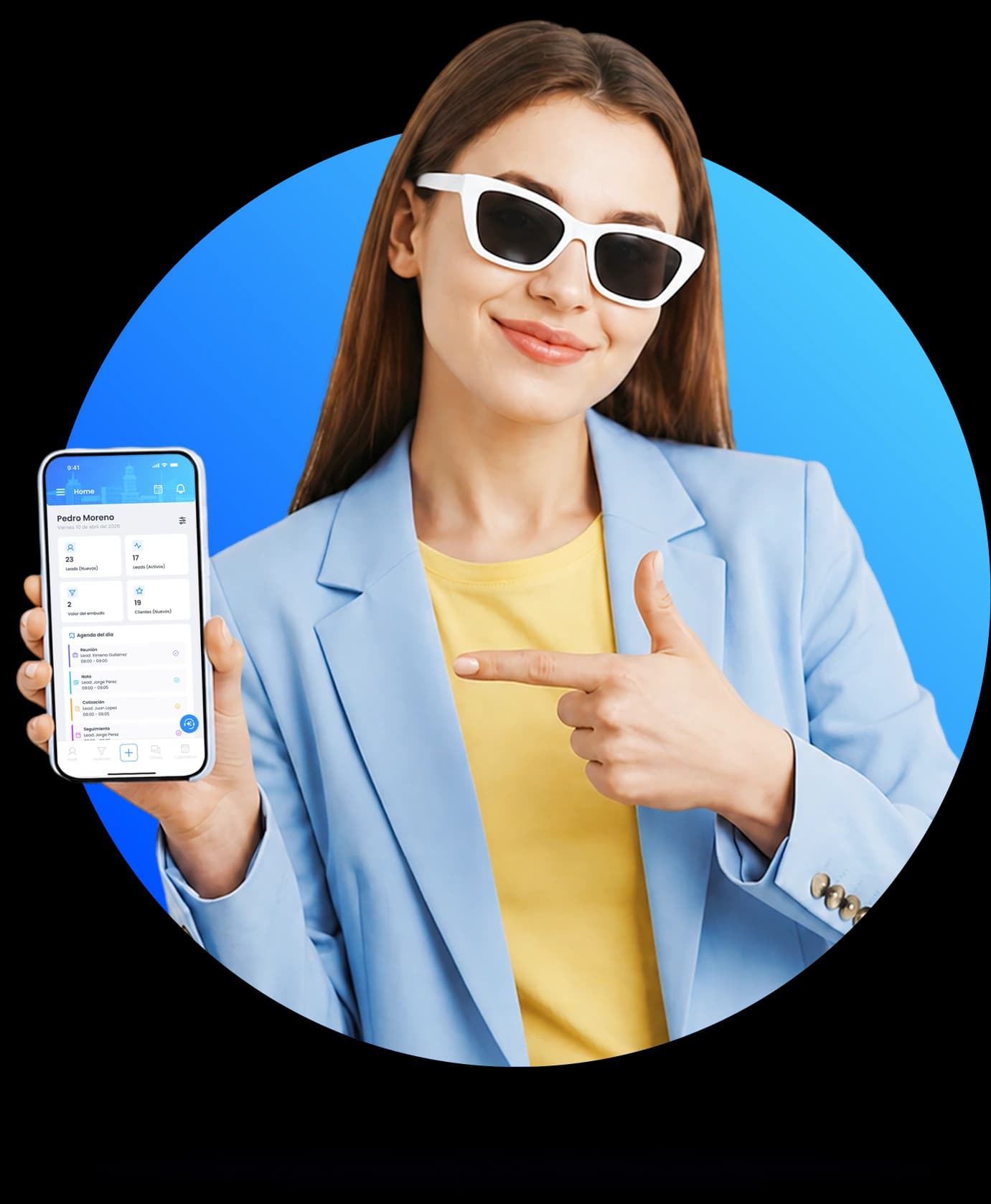 Mujer mostrando la aplicación móvil de Abatar CRM