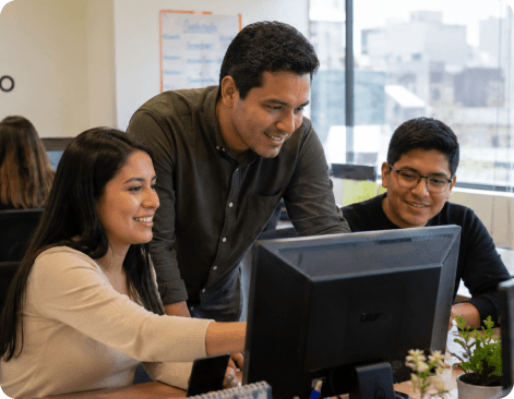 Equipo de Starsoft revisando Abatar CRM en una computadora de escritorio
